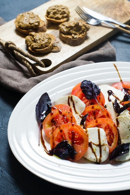 Italienischer Caprese Salat.