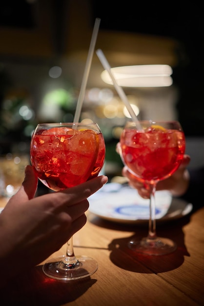 Italienischer Cocktail mit Orangenscheiben auf grauem Steintisch Sommergetränk hausgemacht