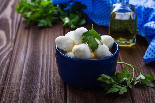 Italienischer Käsemozzarella in der blauen Schüssel