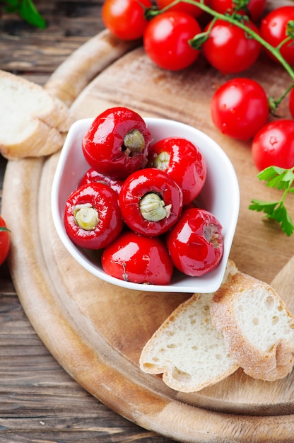 Italienischer Paprika mit Kapern und Thunfisch