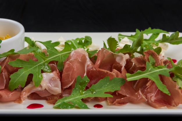 Italienischer Prosciutto mit Arugulablättern