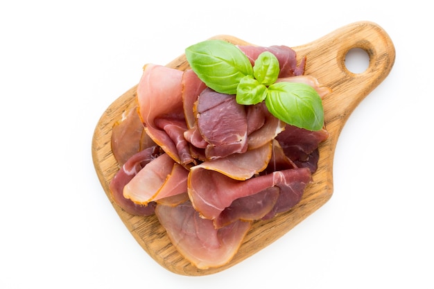 Italienischer Schinken Crudo oder Jamon. Roher Schinken. Auf weißer Oberfläche isoliert