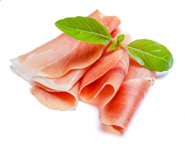 Italienischer Schinken-Crudo oder spanischer Jamon. Roher Schinken auf weißem Raum.