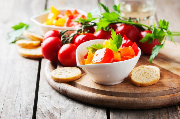 Italienischer süß-saurer Paprika mit Brot und Tomate