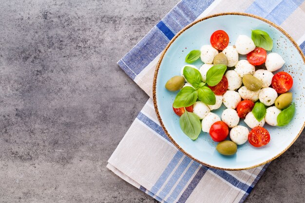 Italienischer traditioneller Caprese-Salat