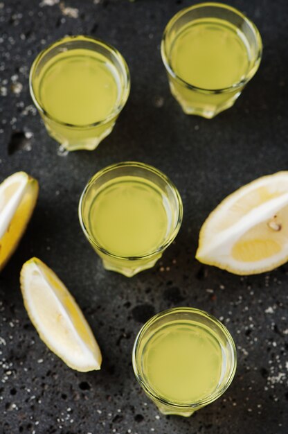 Italienischer traditioneller Likör Limoncello mit Zitrone