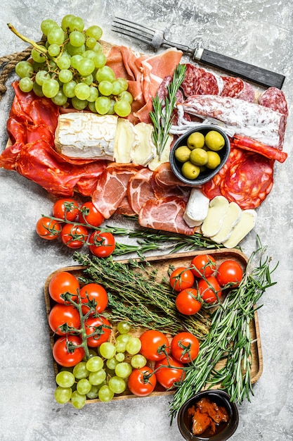 Italienisches Antipasti, Holzschneidebrett mit Schinken