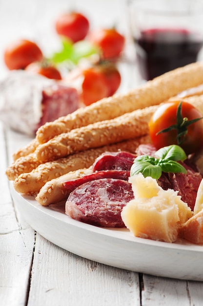 italienisches Antipasti mit Käse und Wurst