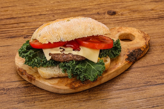 Italienisches Ciabatta-Brot mit Burger