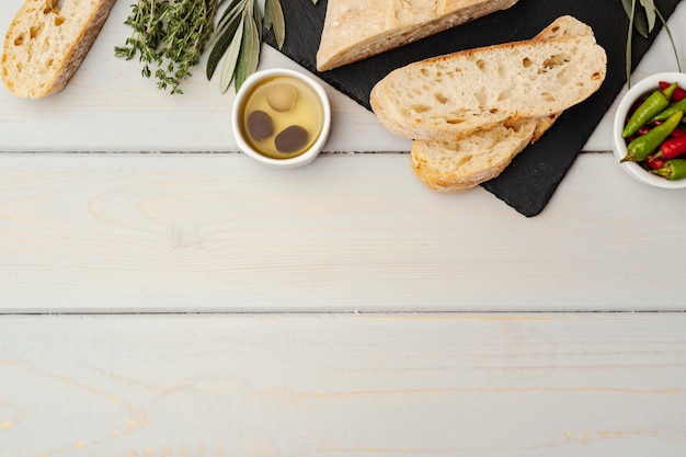 Italienisches Ciabatta-Brot mit Olivenöl auf Holzuntergrund