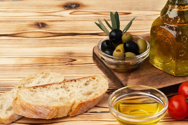 Italienisches Ciabattabrot mit Olivenöl auf Holzuntergrund