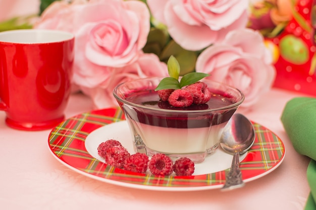 Foto italienisches dessert panna cotta mit beerensauce, frischen beeren.