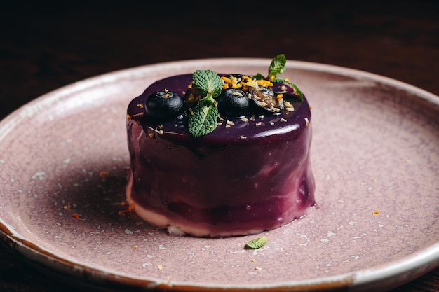 Italienisches Dessert Panna Cotta mit Blaubeeren und Minze