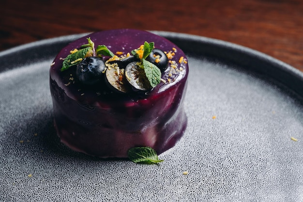 Italienisches Dessert Panna Cotta mit Blaubeeren und Minze