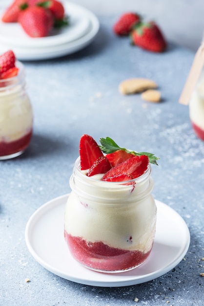 Italienisches Dessert-Tiramisu mit Erdbeere