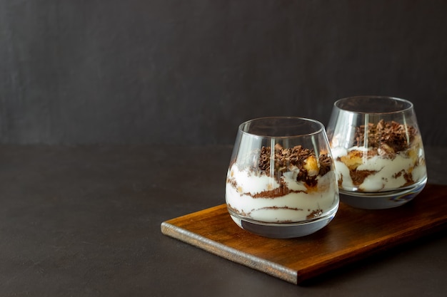 Italienisches Desserttiramisu in einem Glas. Nationale Küche. Traditionelles Rezept.