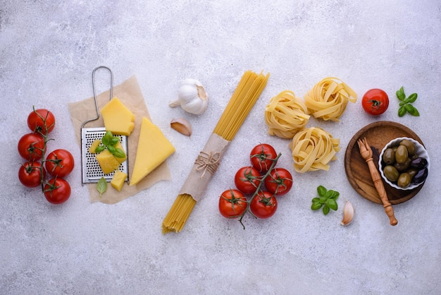 Italienisches Essen, das Hintergrund mit Nudeln kocht