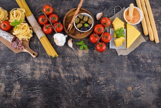 Italienisches Essen, das Hintergrund mit Nudeln kocht