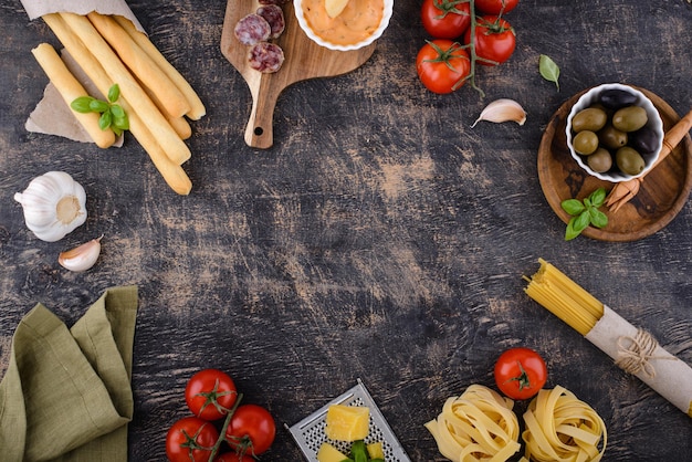 Italienisches Essen, das Hintergrund mit Nudeln kocht