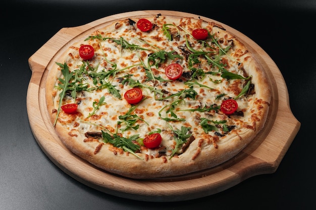 italienisches Essen klassische Pizza mit großen Seiten Champignons Kirschtomaten Rucola Parmesankäse par