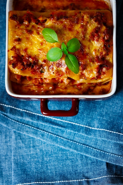 Italienisches Essen. Lasagne-Teller. Ansicht von oben.