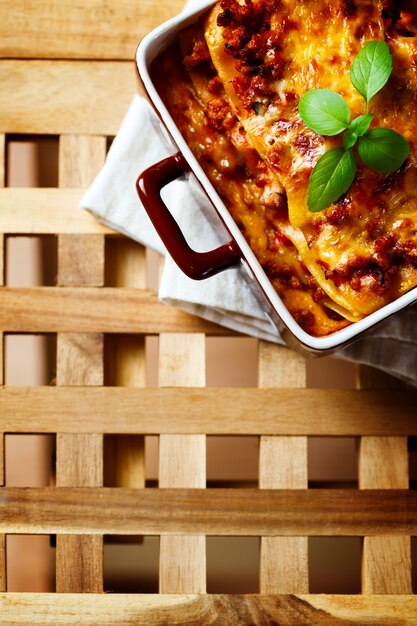 Italienisches Essen. Lasagneplatte auf Holztisch.