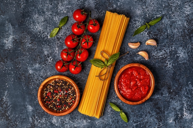 Italienisches Essen mit Pasta, Gewürzen und Gemüse