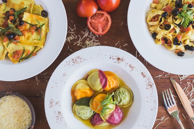 Italienisches Essen, Sorrentino, Ravioli und Fettuccine über Kopf erschossen