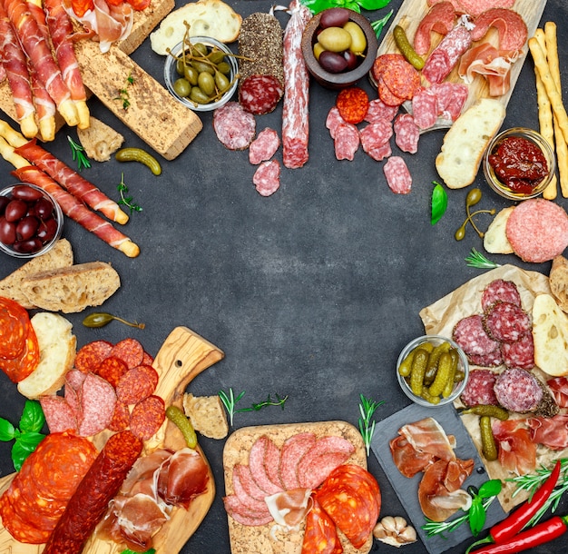 Italienisches Fleisch Vorspeise Snack-Set. Salami, Schinken, Brot, Oliven, Kapern