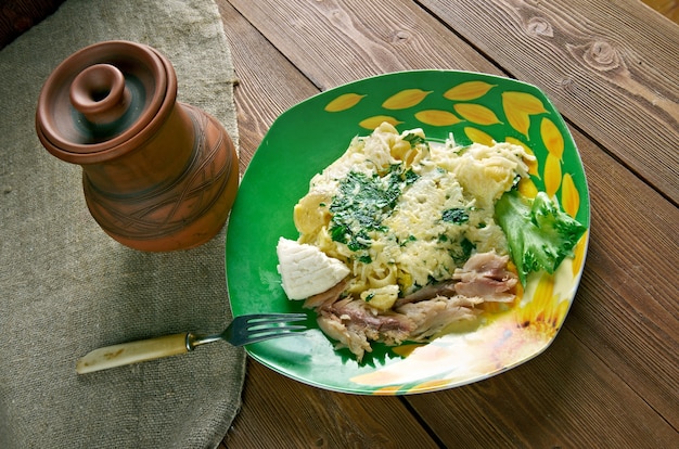 Italienisches Frühstück auf dem Bauernhof. Gebackene Nudeln, Ziegenkäse und geräucherte Makrelen