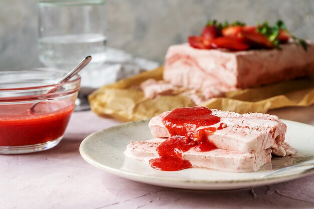 Italienisches hausgemachtes Dessert Semifreddo mit Erdbeersauce kaltes Dessert wie ein Eis