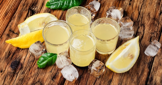 Italienisches Limoncello mit frischen Zitronen