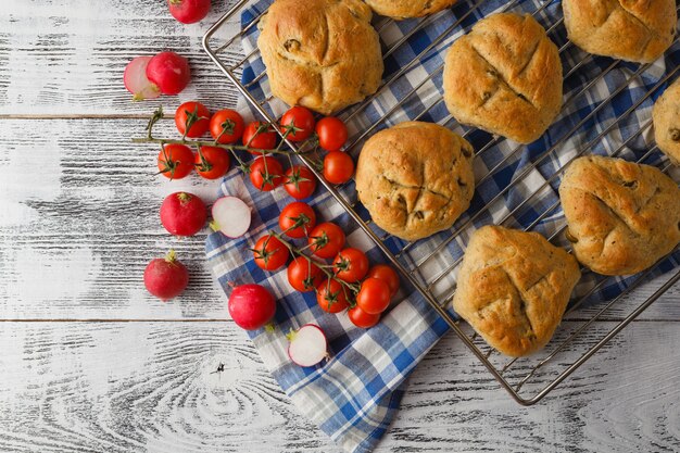 Italienisches Olivenbrötchen mit Tomaten