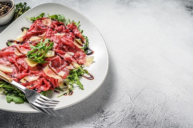 Italienisches Rindfleisch-Carpaccio mit Rucola-Salat und Parmesan