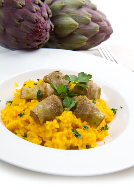 Foto italienisches risotto mit artischocken