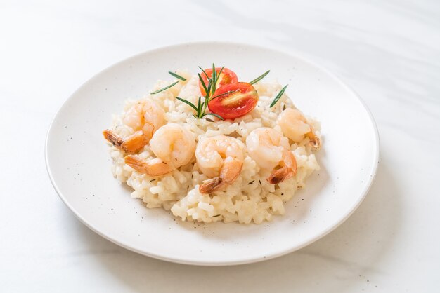 italienisches Risotto mit Garnelen auf weißem Teller