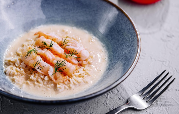 Foto italienisches risotto mit garnelen von oben