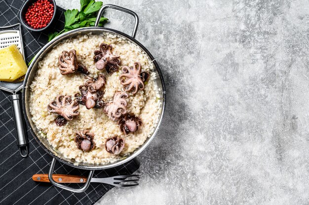 Italienisches Risotto mit Tintenfisch und Pilzen.