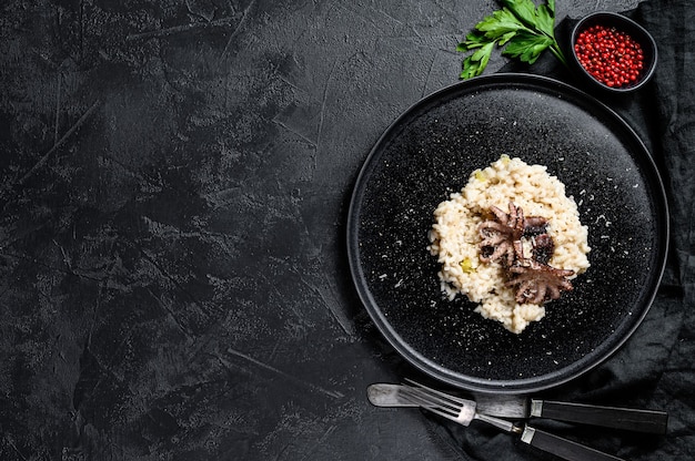 Italienisches Risotto mit Tintenfisch und Pilzen