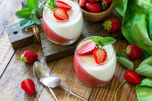 Italienisches Sommerdessert Panna Cotta mit Erdbeergelee und frischen Erdbeeren