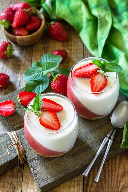 Italienisches Sommerdessert Panna Cotta mit Erdbeergelee und frischen Erdbeeren