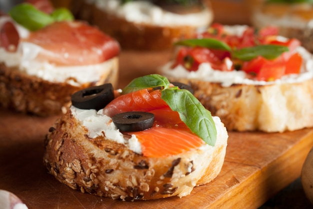 Italienisches Tomaten- und Käsebruschetta