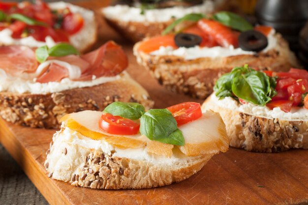 Italienisches Tomaten- und Käsebruschetta