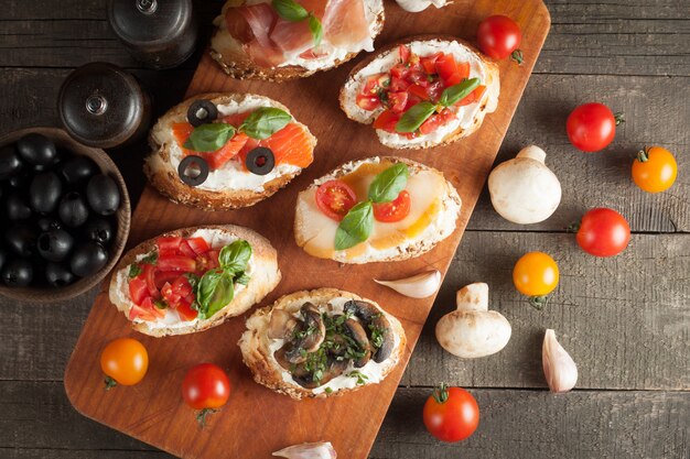 Italienisches Tomaten- und Käsebruschetta