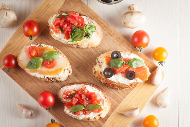 Italienisches Tomaten- und Käsebruschetta