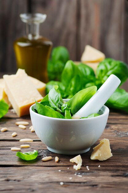 Italienisches traditionelles Pesto auf dem Holztisch