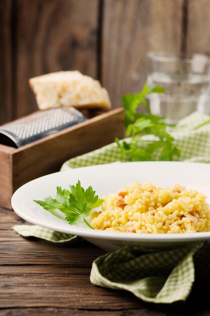 Italienisches traditionelles Risotto mit Safran und Schinken