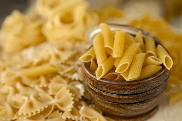 Italienisches ungekochtes gesundes Makkaroni-Teigwaren-Nahrungsmittelfoto