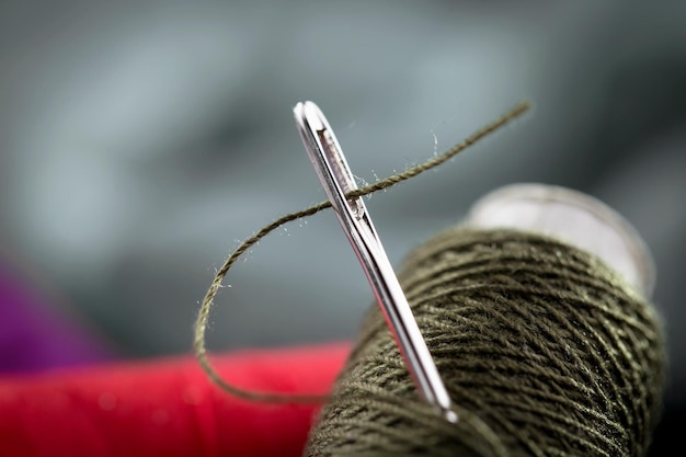Foto itens de artesanato, fios e agulhas de costura