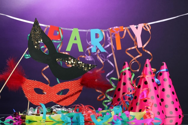 Itens de festa em fundo roxo